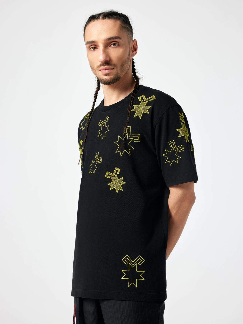 Tricou bărbați negru brodat galben – Stele pe Cer SSEE, model vedere față