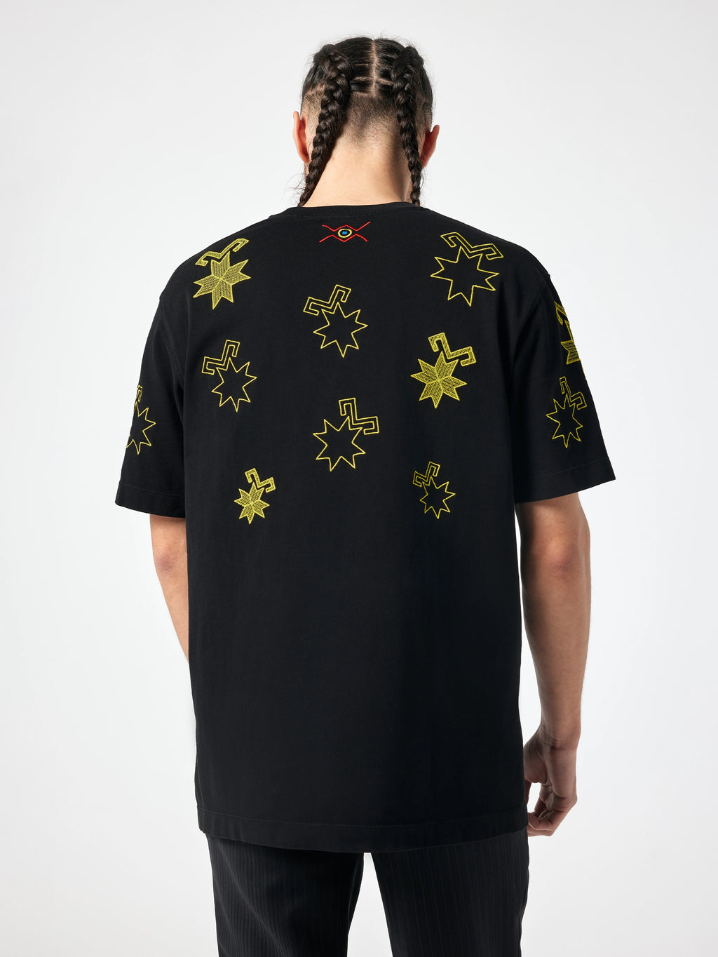 Tricou bărbați negru brodat galben – Stele pe Cer SSEE, model vedere spate