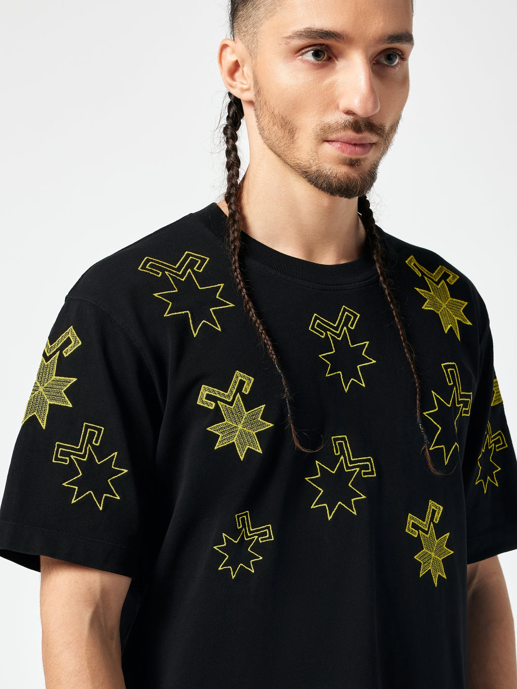 Close-up față – tricou bărbați negru brodat galben, Stele pe Cer SSEE