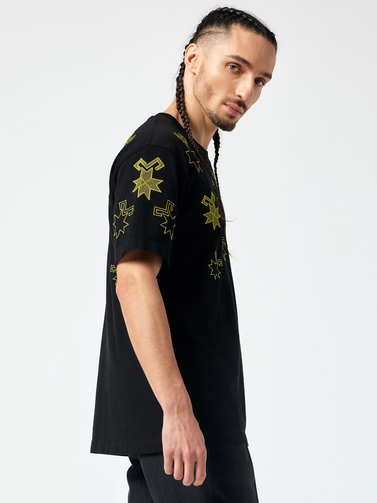 Tricou brodat SSEE bărbați Stele pe Cer galben – fotografie lookbook vedere laterală